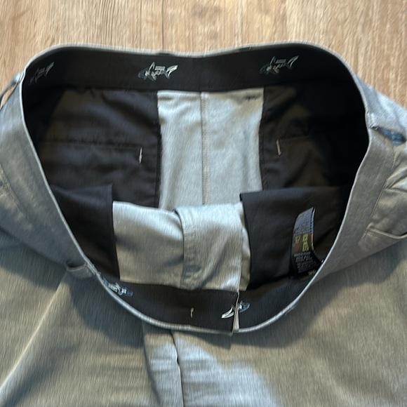 GREG NORMAN SHORTS SIZE(36) - Picture 3 of 5